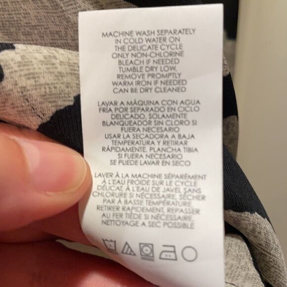 ✨CAbi 5046 Tivoli Zebra Print sleeveless top - Picture 6 of 8